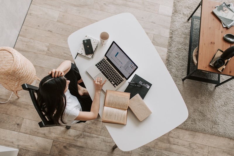 ¿El teletrabajo te está causando dolor cervical?