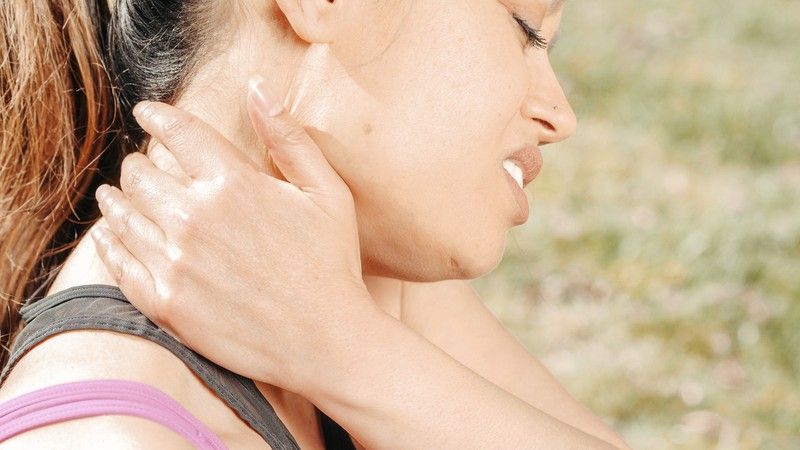 ¿Cómo prevenir el dolor cervical y quitar el dolor de espalda y cervicales sin medicamentos?