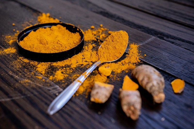 Cuándo es bueno tomar curcuma: beneficios y propiedades para cuidar huesos y articulaciones
