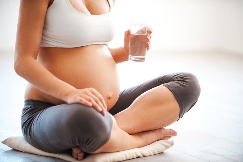 ¿Por qué sentimos las piernas hinchadas, cansadas y pesadas durante el embarazo y cómo aliviar el dolor de las piernas, pies y tobillos?